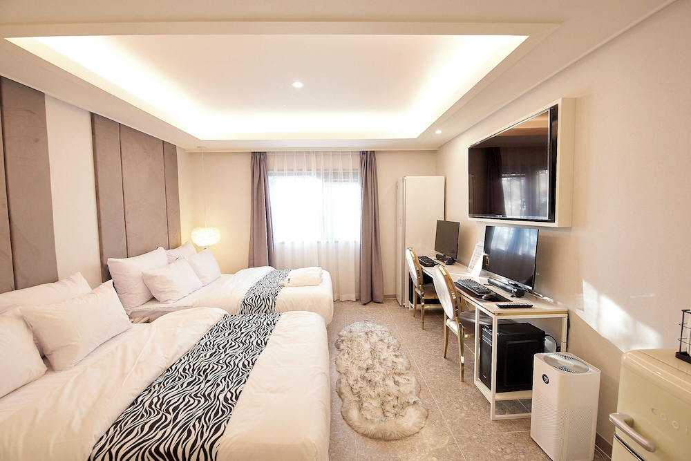 Family Room - Photo 2