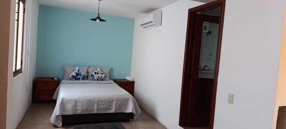 Standard Suite, 1 Queen Bed, Courtyard View