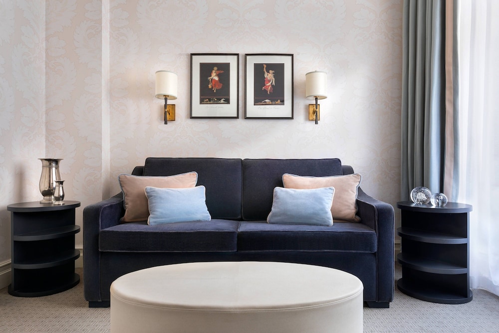Junior Suite, 1 Bedroom, Courtyard View thumbnail 6