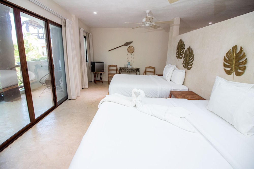 Suite, 2 Queen Beds, Partial Ocean View
