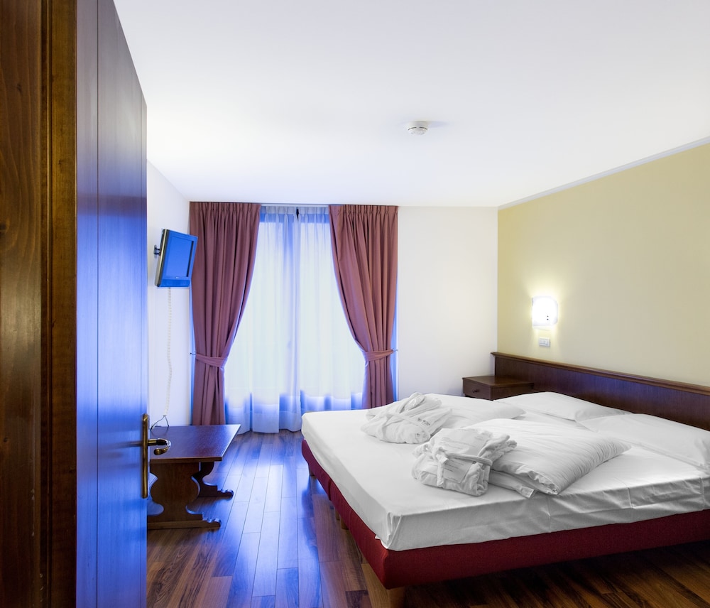 Classic Double Room Single Use photo 3