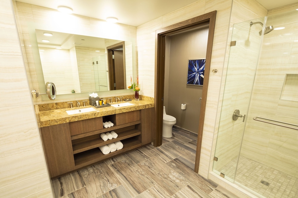 Gold Suite, 1 King Bed, Patio photo 2
