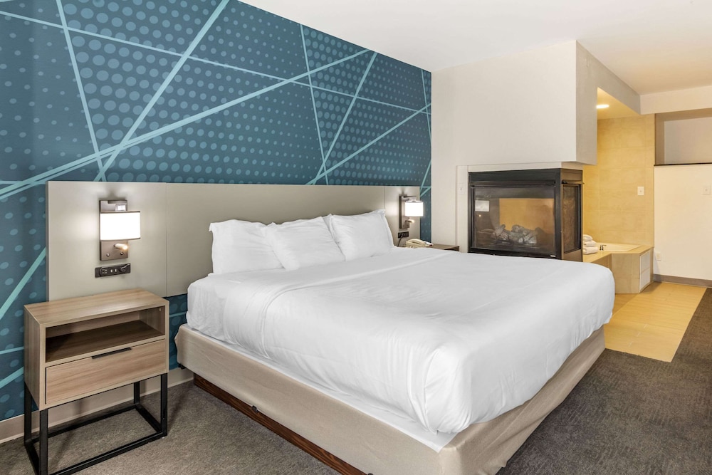 Suite, 1 King Bed, Non Smoking, Fireplace - Photo 1