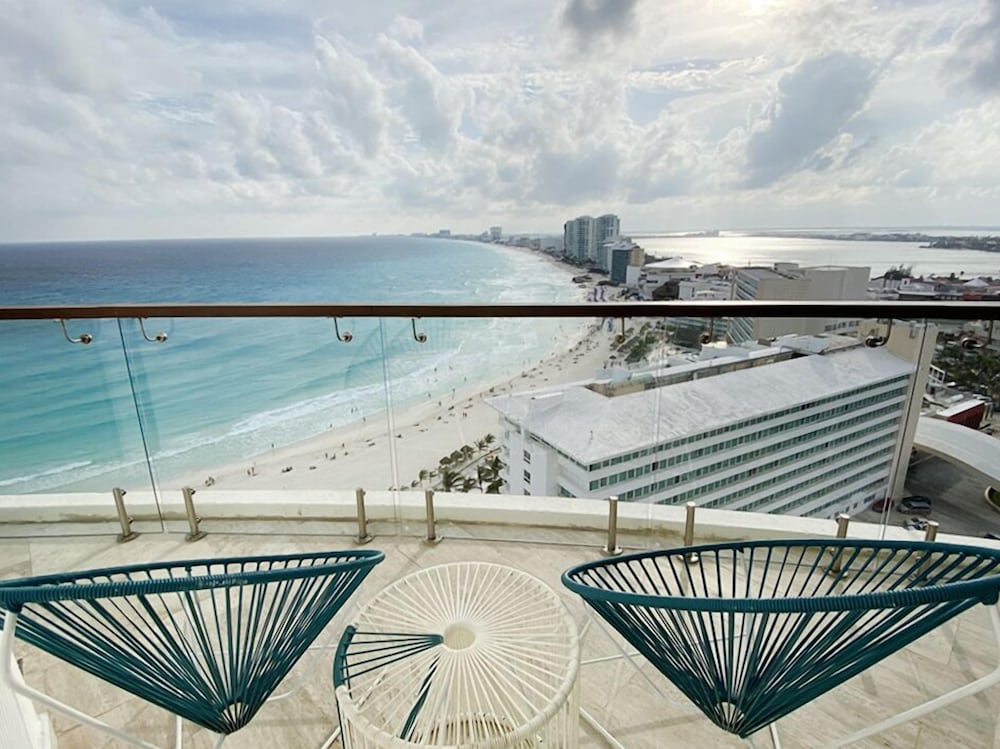 Altitude Corner Suite Ocean Front - Photo 7