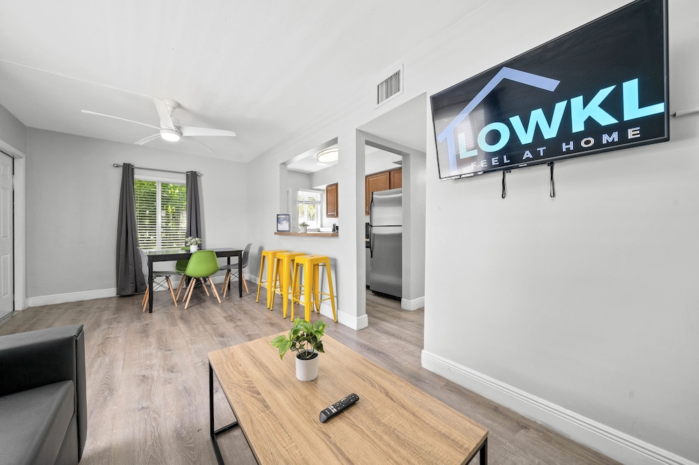 Standard 1-Bedroom Queen w/ Kitchen, Patio & Sofa Bed photo 1