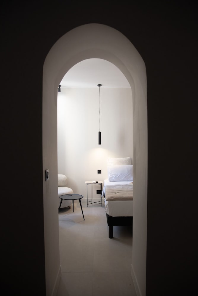 Deluxe Double Room (2)