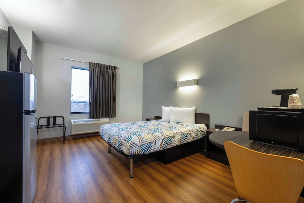 Standard Room, 1 Queen Bed, Non Smoking photo 1