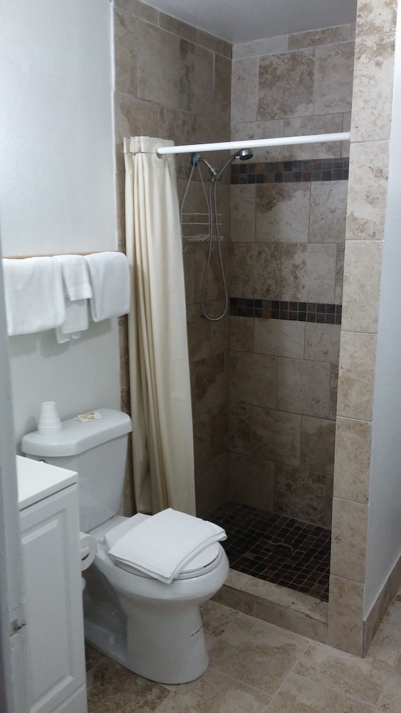 Economy Room, 1 Queen Bed photo 2