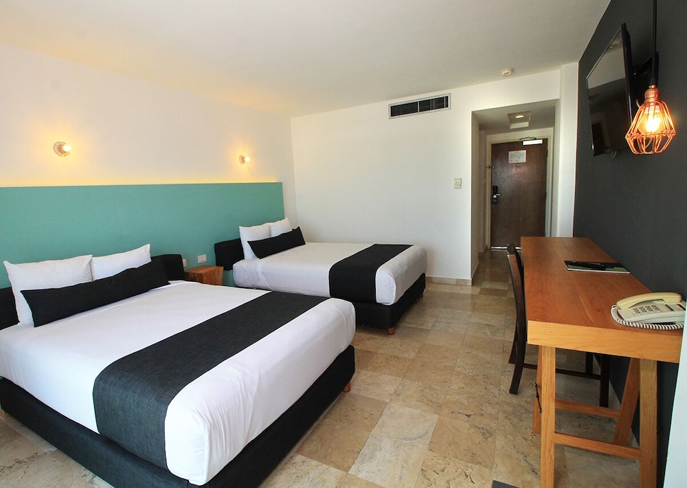 Standard Room, 2 Double Beds - Photo 1