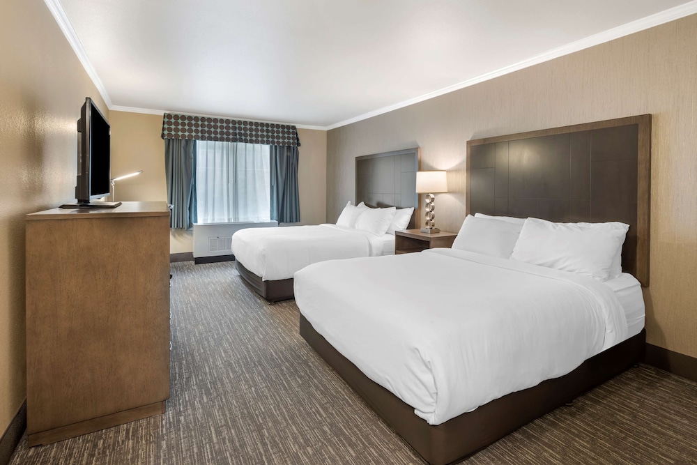 Standard Room, 2 Queen Beds, Non Smoking, Refrigerator - Photo 6