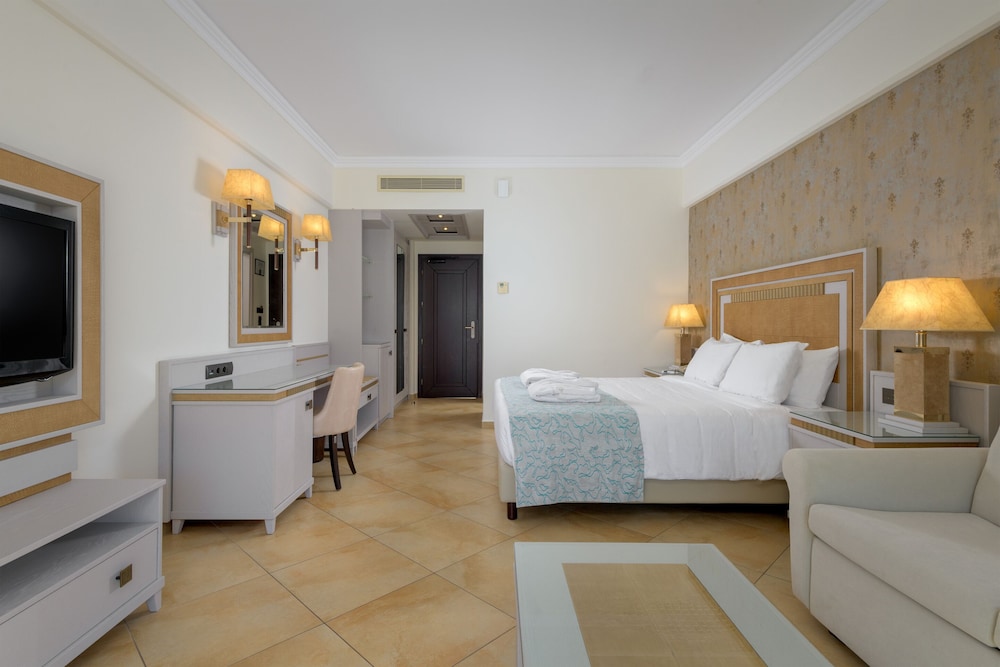 Deluxe Room, Pool View photo 3