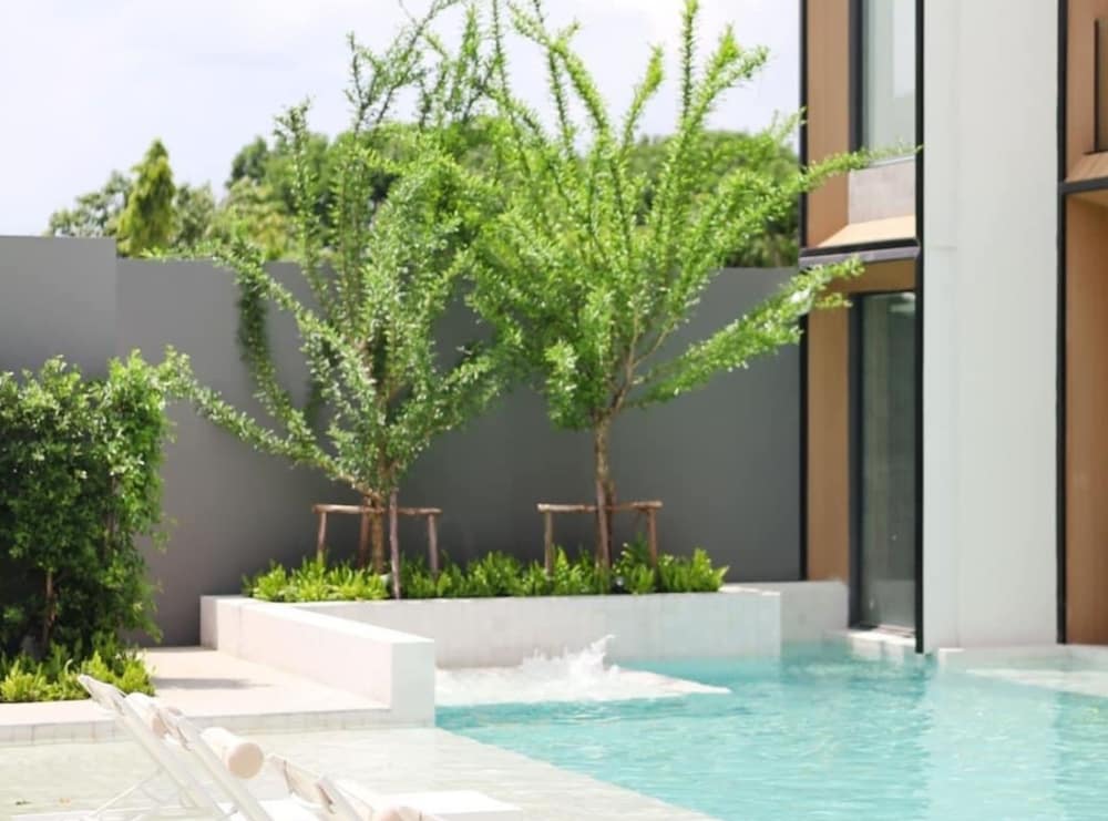 Grand Corner Pool View - Photo 18