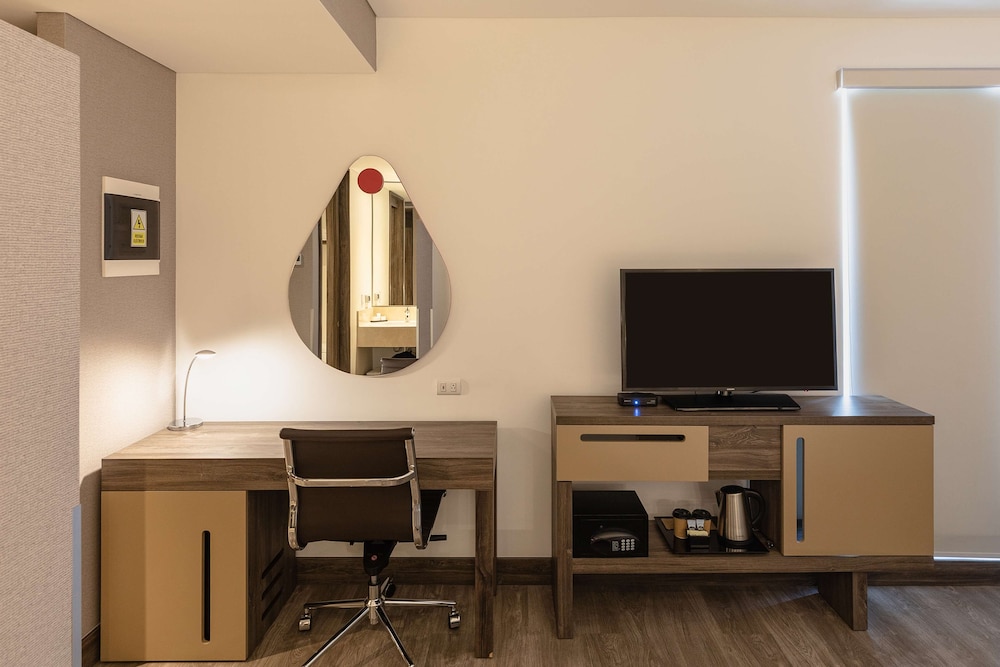 Room, 2 Twin Beds, Refrigerator (Scenic View) - Photo 12