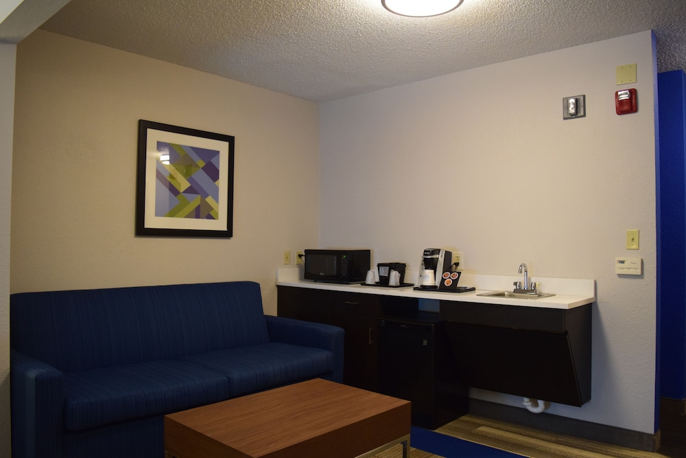 Suite, 1 King Bed with Sofa bed, Accessible (Mobility, Accessible Tub) - Photo 3