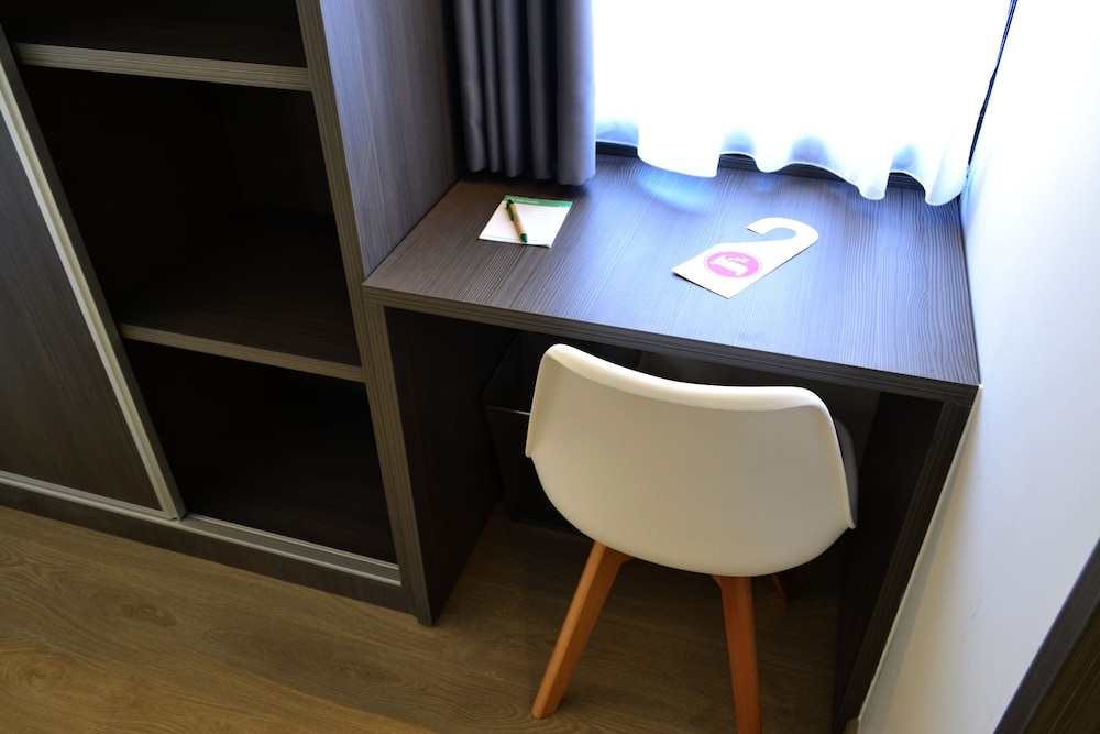 Economy Twin Room photo 2