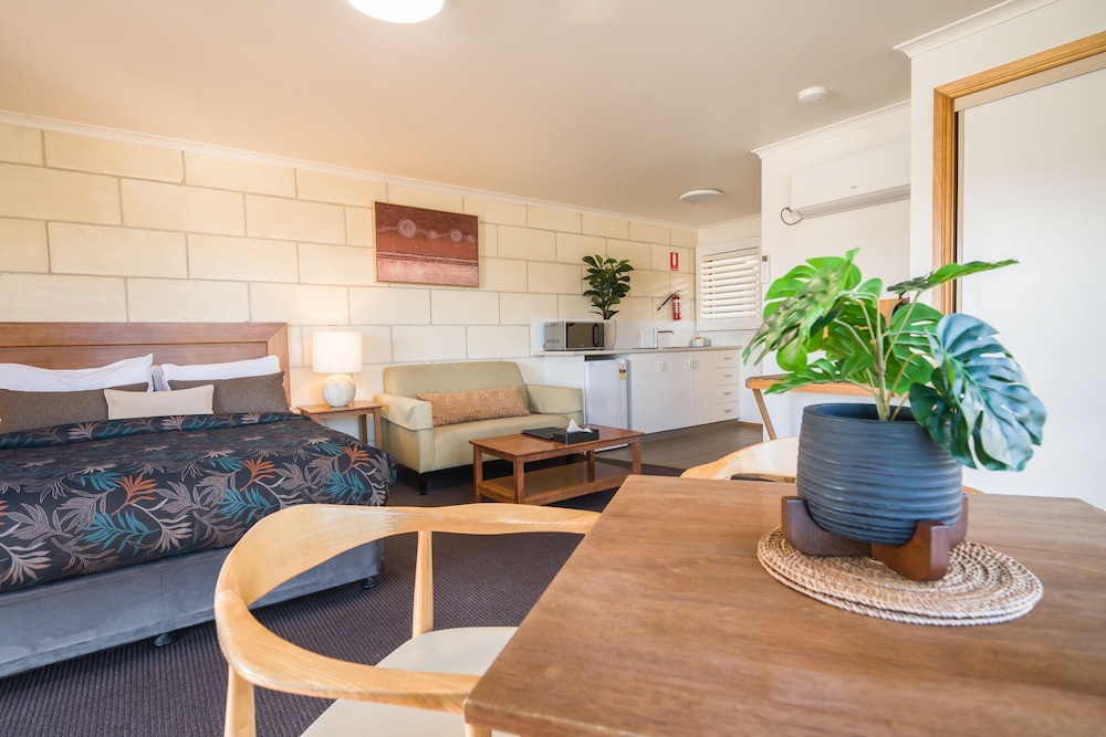 Premier Queen Suite - Ocean View photo 2