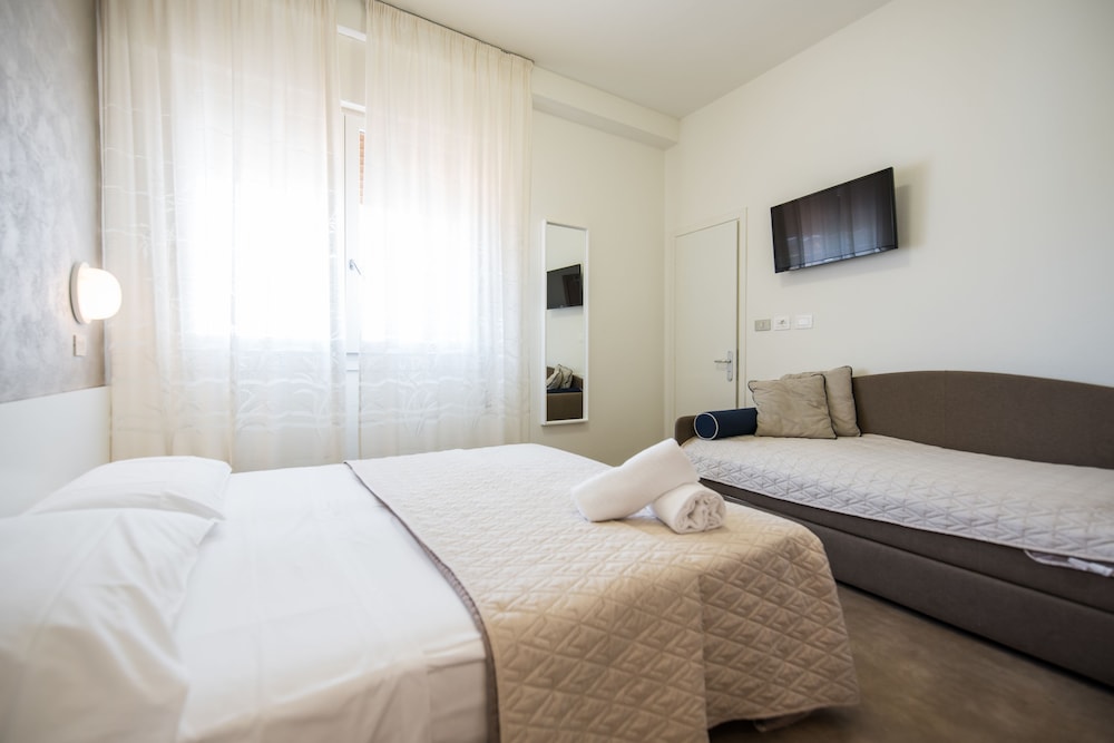 Economy Triple Room photo 3