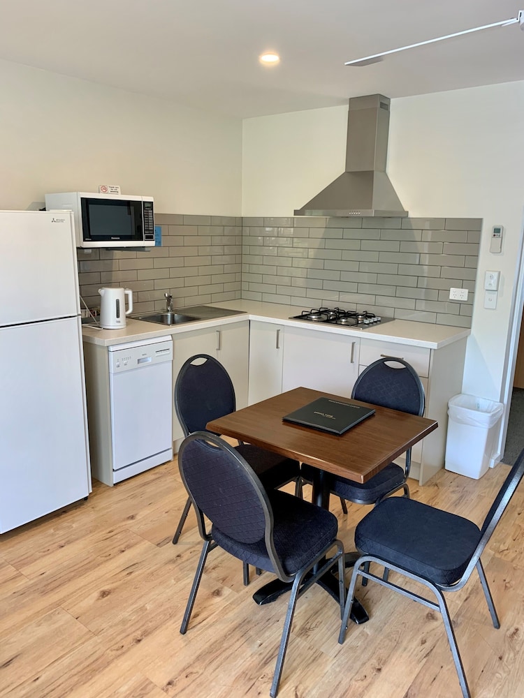 One Bedroom Family Suite with Stovetop (Self Contained) photo 1