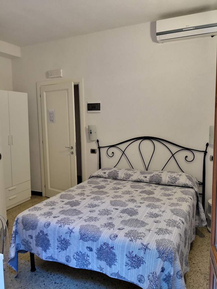 Basic Double Room Single Use, 1 Queen Bed photo 3