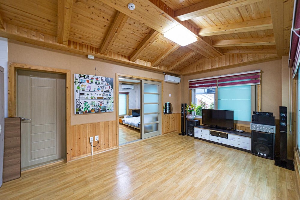 Basic Room, 1 Bedroom (Rosemary) - Photo 1