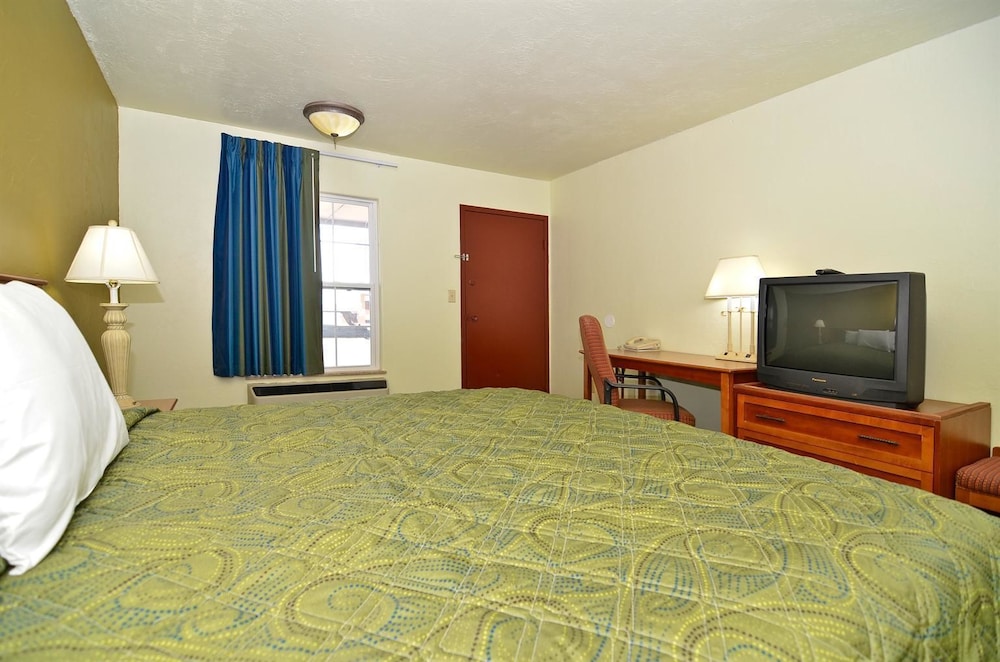 Room, 1 King Bed, Smoking - Photo 3