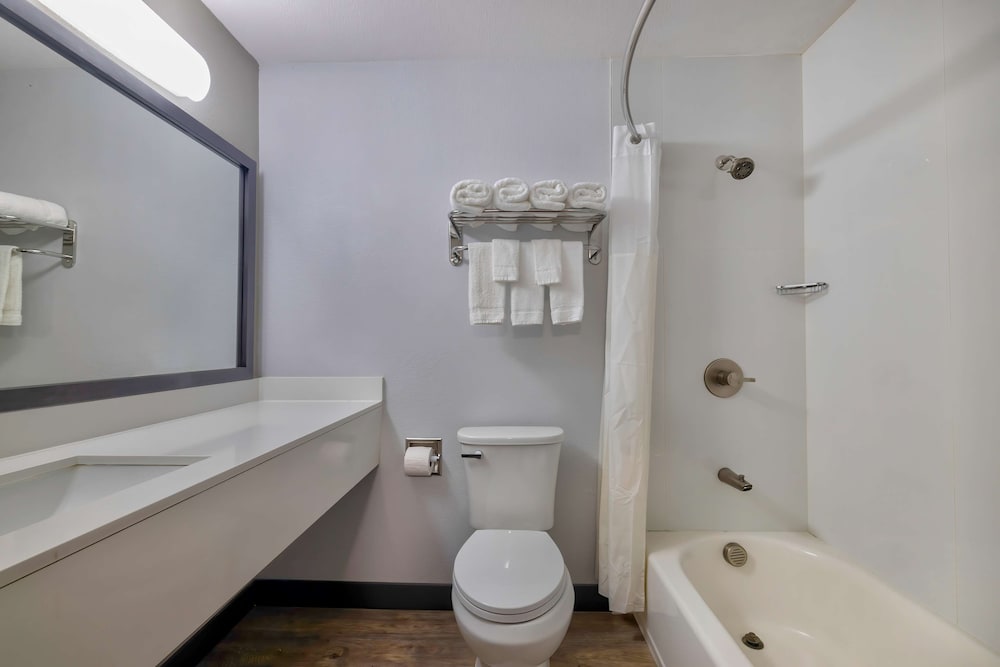 Deluxe Room, 2 Queen Beds, Smoking, Kitchenette - Photo 7