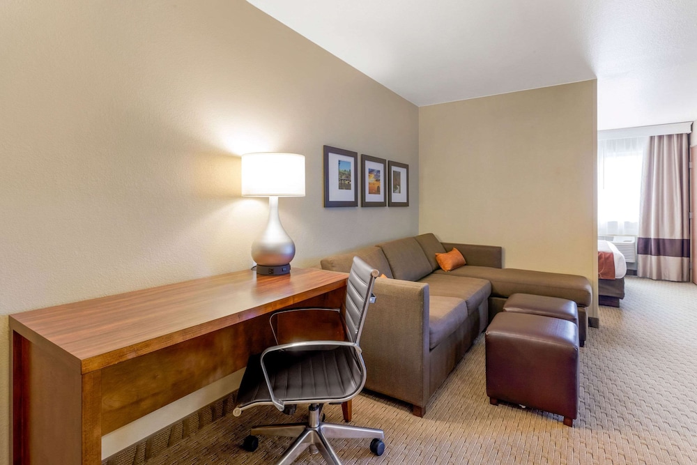 Suite, 1 King Bed, Non Smoking, Hot Tub - Photo 4