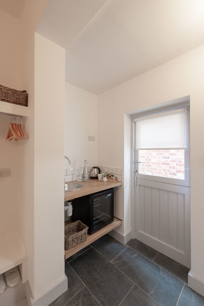 Classic Studio, 1 King Bed, Refrigerator photo 2