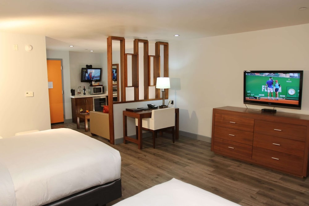 Basic Room, 2 Queen Beds, Non Smoking - Photo 8