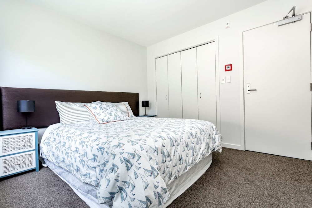 Double Room, 1 Queen Bed, Private Bathroom, Hill View photo 2