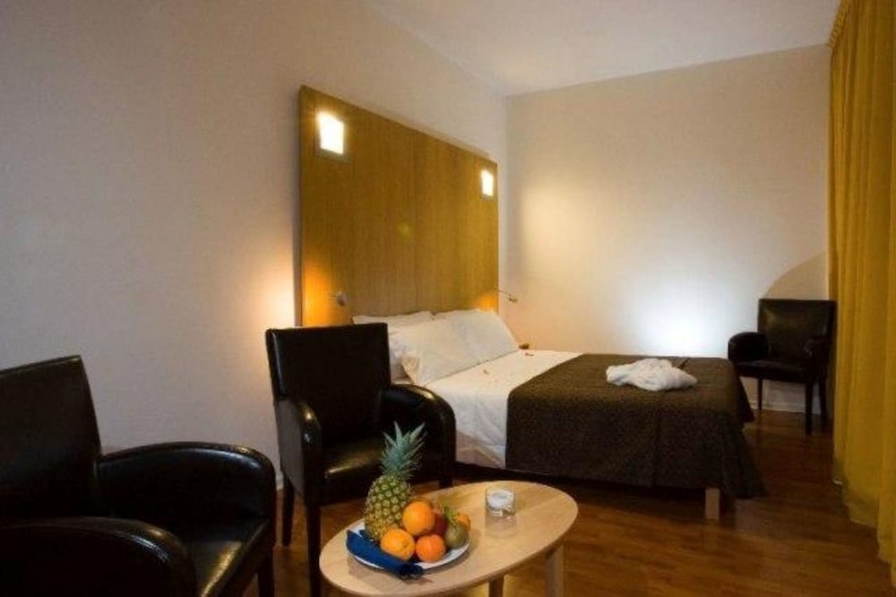 Deluxe Room, 1 Queen Bed photo 3