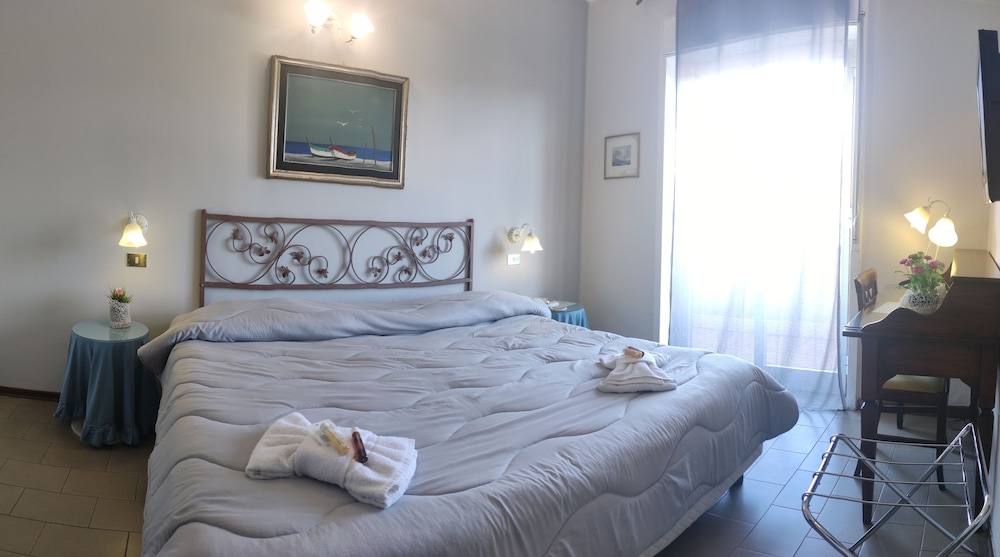 Basic Double or Twin Room, 2 Double Beds