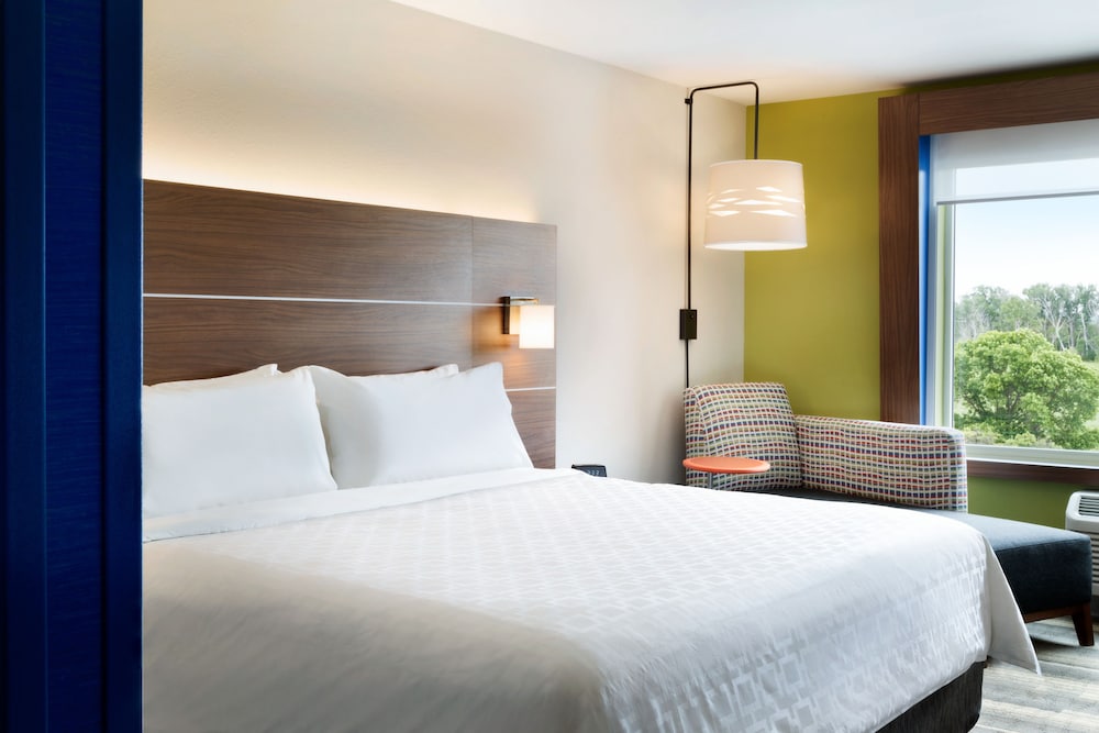 Suite, 1 King Bed with Sofa bed, Accessible (Roll-In Shower) - Photo 2