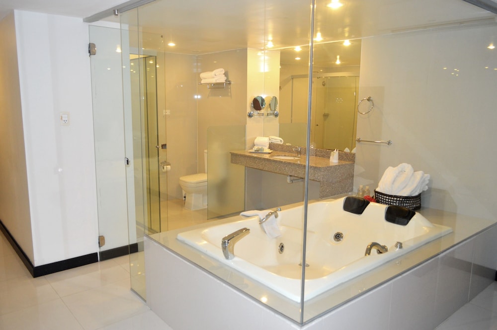 Luxury Suite, 1 King Bed, Pool View photo 3