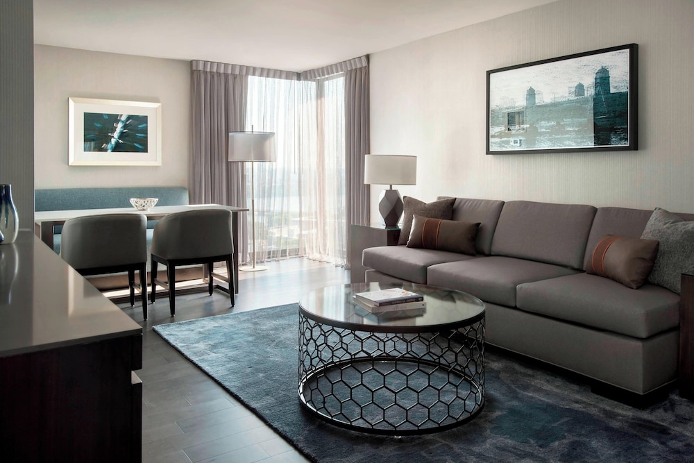 Executive Suite, 1 King Bed with Sofa bed thumbnail 5