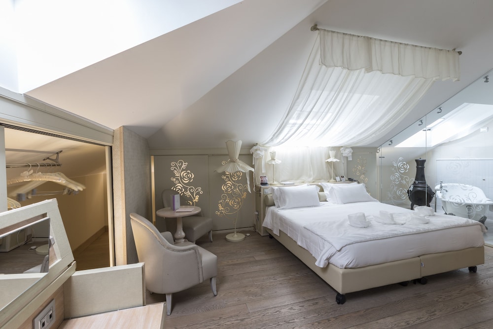 Suite, 1 Queen Bed photo 3