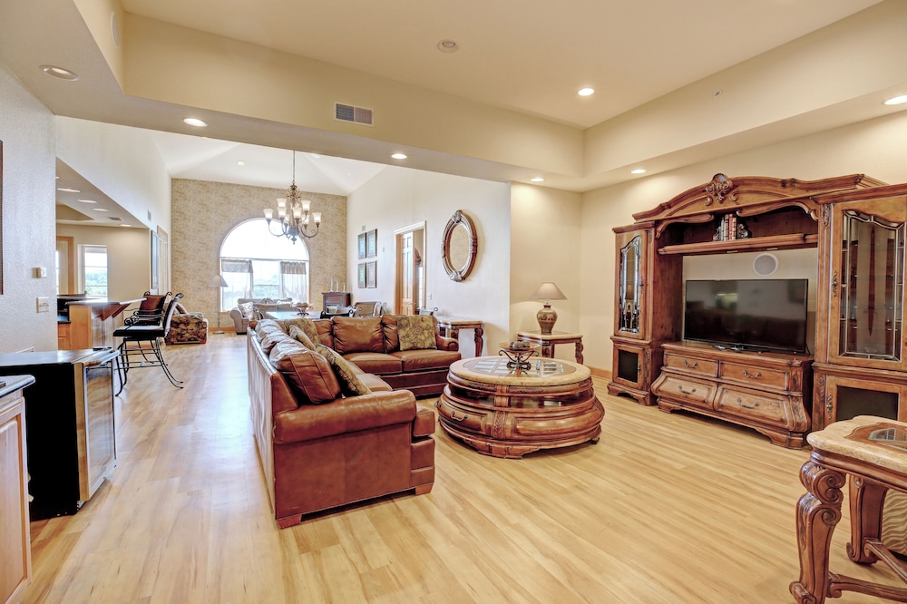 Royal Condo, 3 Bedrooms, Balcony photo 1