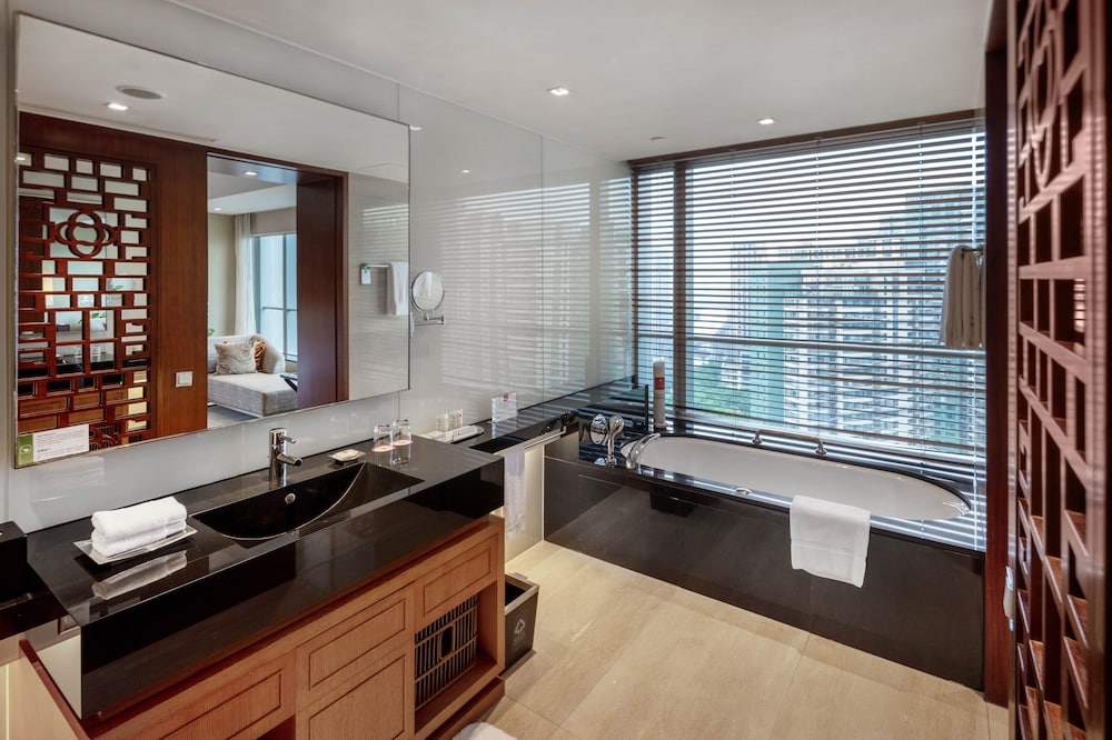 Deluxe King Room - Photo 4