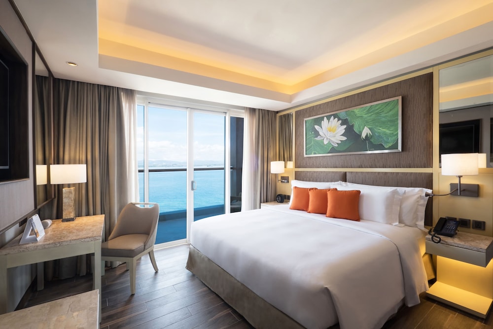 Deluxe Room, 1 King Bed, Sea View - Photo 1