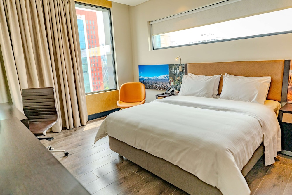 Business Room, 1 Queen Bed, Accessible - Photo 1