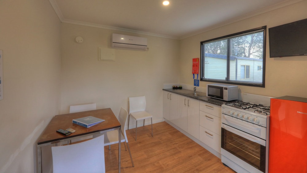 Lookout Point Villa - 3 Berth (Double and Single Bed) - No Pets Allowed budget cabin photo 3