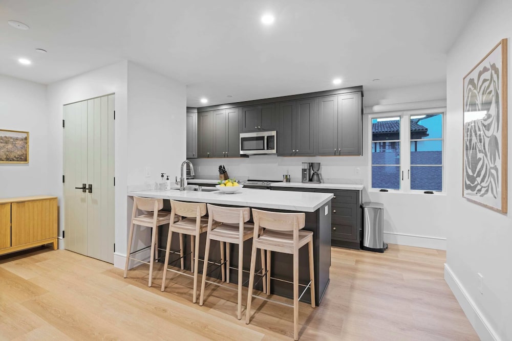 Luxury Apartment, Multiple Bedrooms, Kitchen, Mountain View photo 2