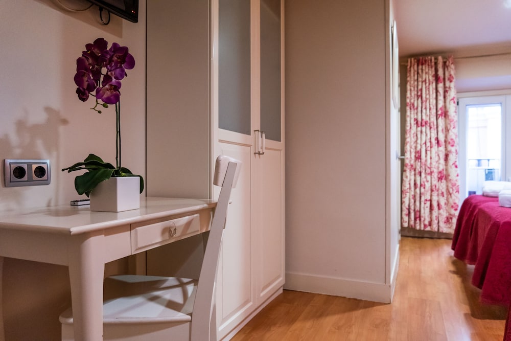City Double or Twin Room - Photo 5