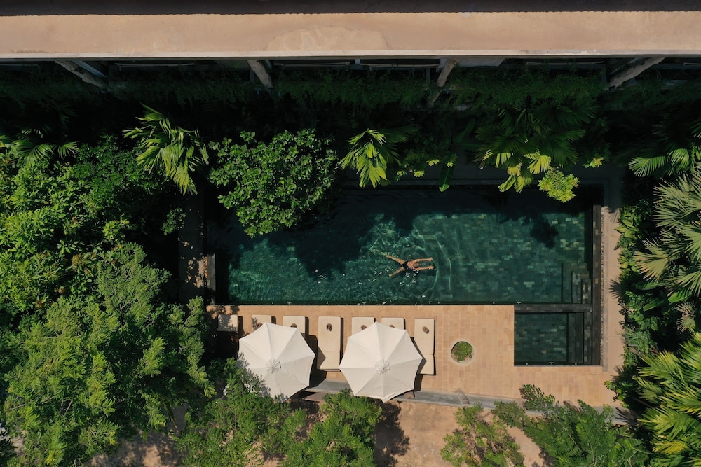Deluxe Double Room with Pool View - Photo 11