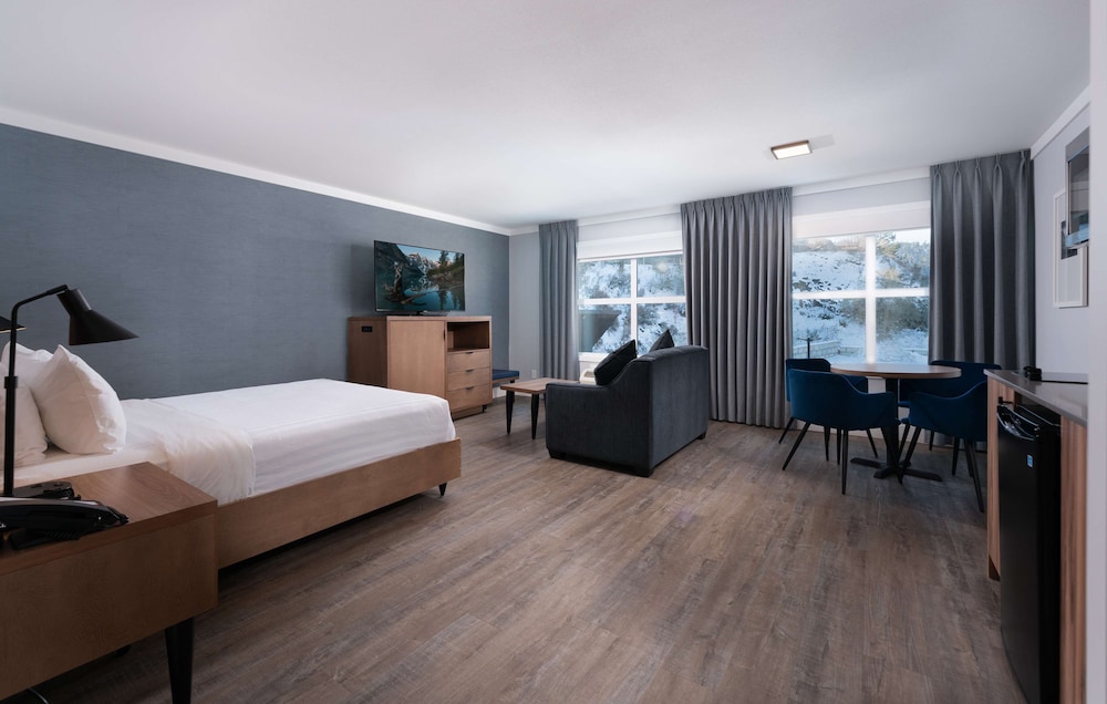 Suite, 2 Queen Beds, Non Smoking, Kitchenette (Living Room;with Single Sofabed) photo 2