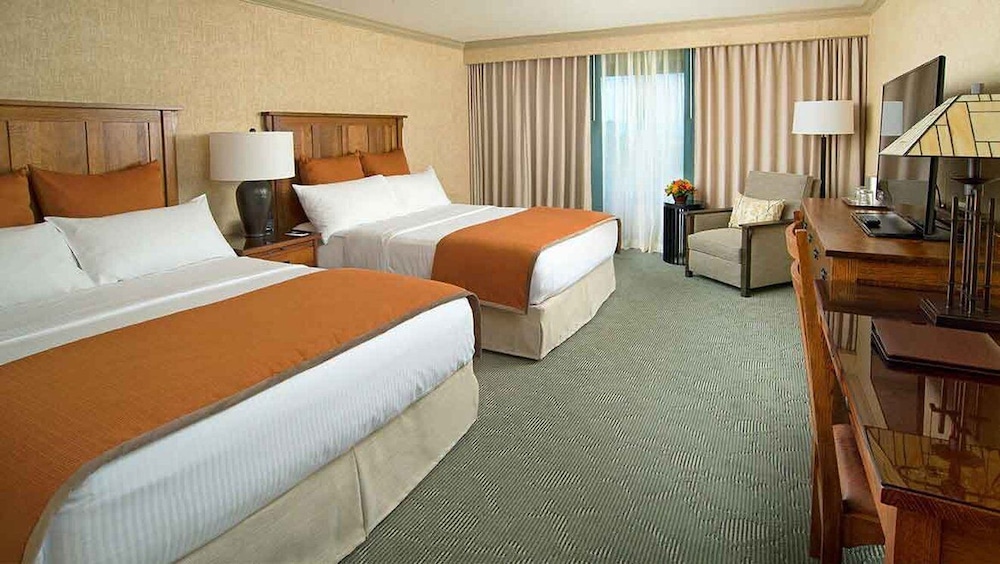 Ada Resort Room With Roll-In Shower - 2 Queen Beds