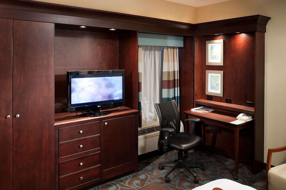 Standard Room, 1 Queen Bed photo 3