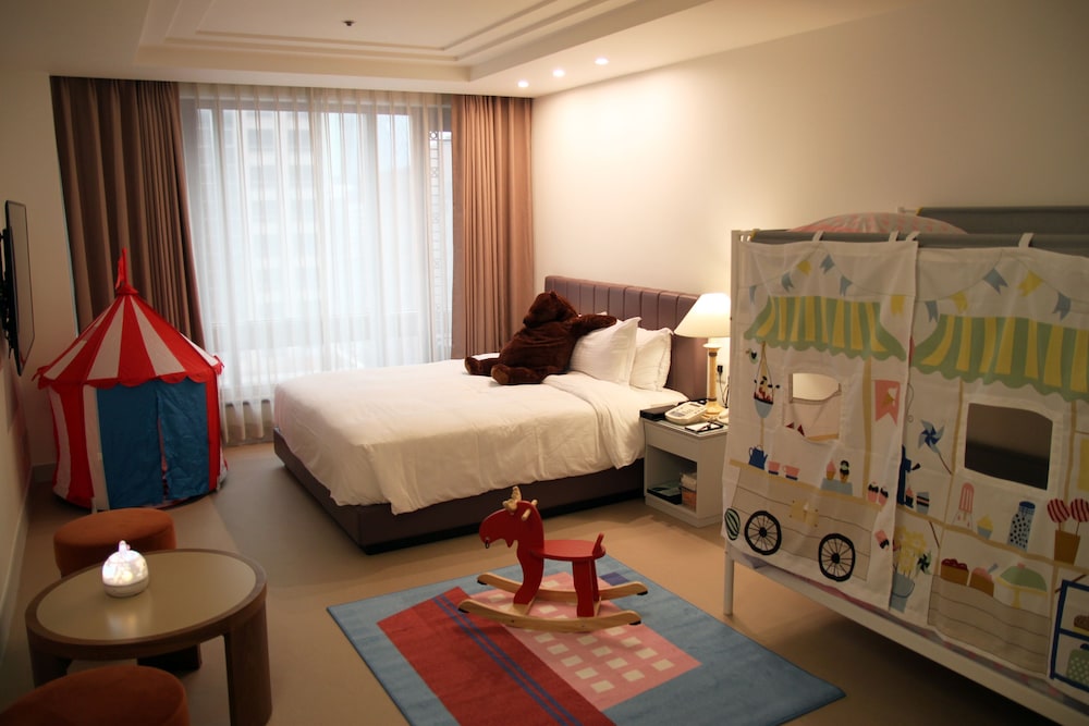 Kids Family Room With Bathtub (Guest Must Accompanied With Kids Under 13 Yo)