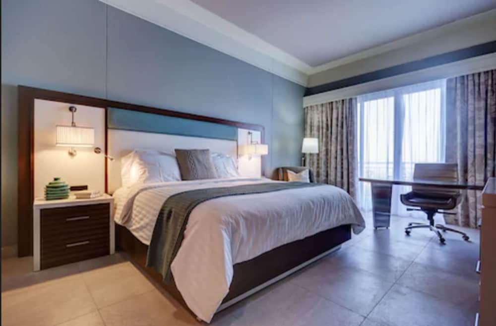 Deluxe Room, 1 King Bed, Balcony, Mountain View