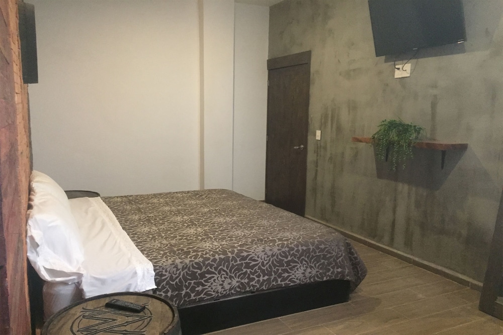 Superior Room, 1 King Bed photo 2